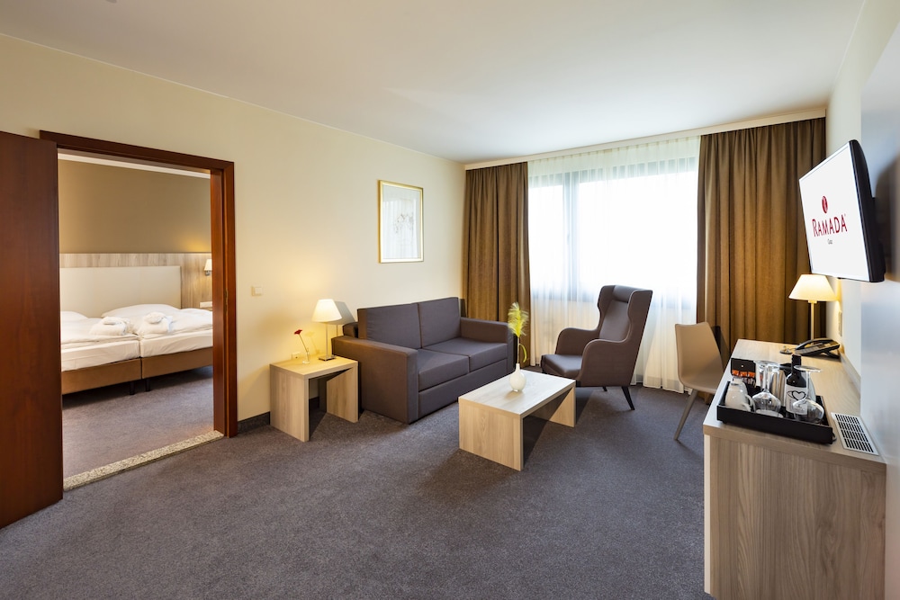 Junior Suite, 1 King Bed, Non Smoking photo 2