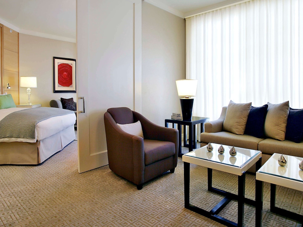 Suite, 1 King Bed (Hollywood Hills View) photo 3