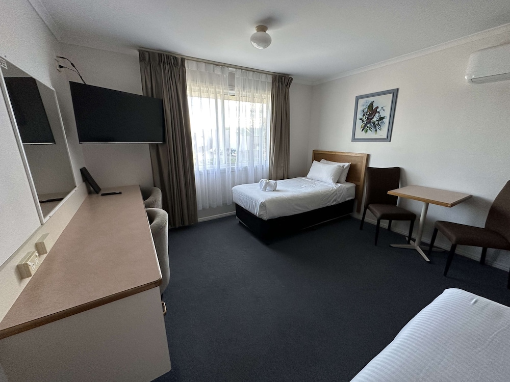 Executive Room, Multiple Beds, Non Smoking, Refrigerator & Microwave - Photo 2