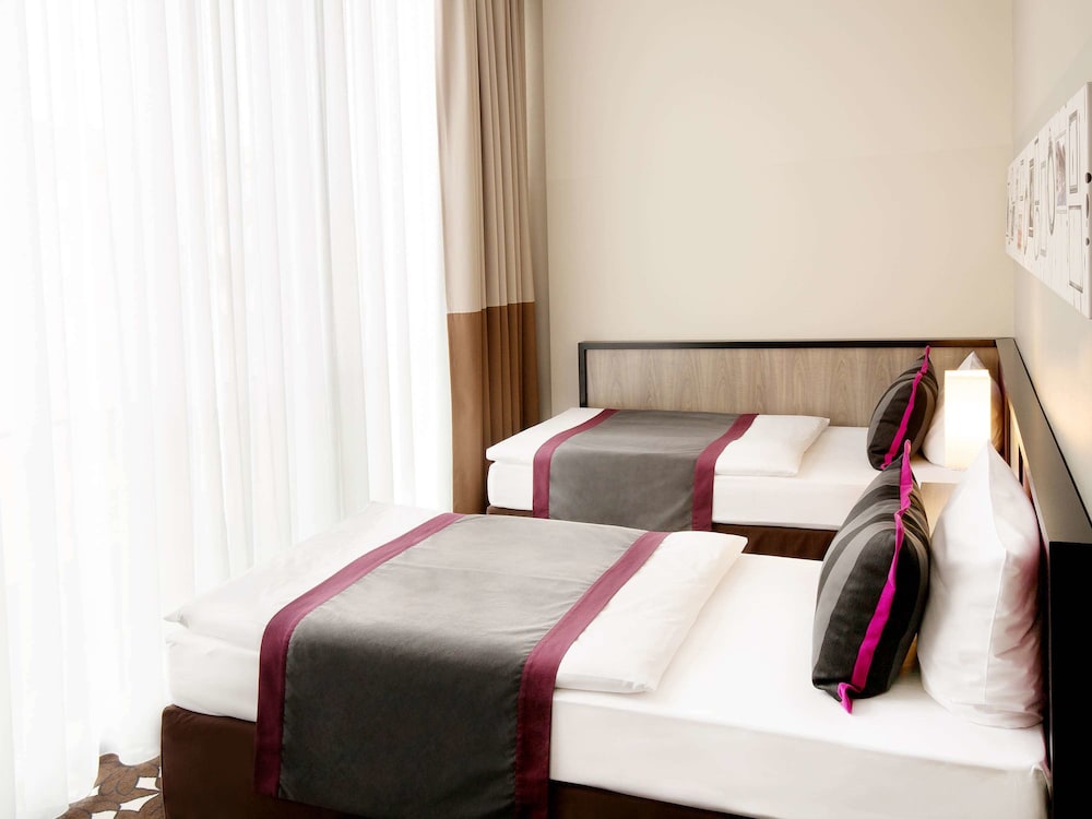 Standard Room, 1 Queen Bed