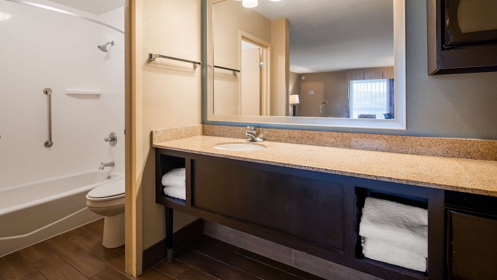Standard Room, 2 Queen Beds, Non Smoking, Refrigerator & Microwave - Photo 4