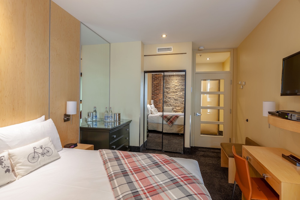 Room, 1 Queen Bed, Ground Floor