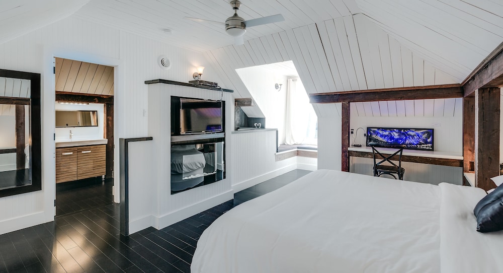 Romantic Suite, 1 King Bed, Mountain View (8) photo 2