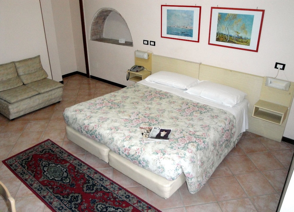 Standard Double Or Twin Room, Private Bathroom photo 3