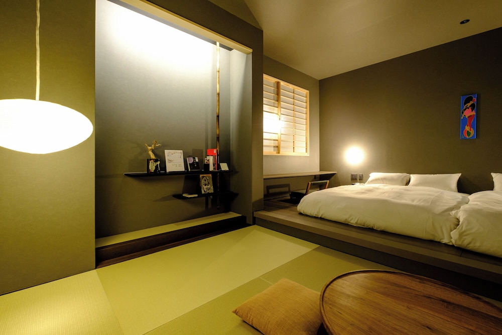 Standard Twin Room thumbnail 5