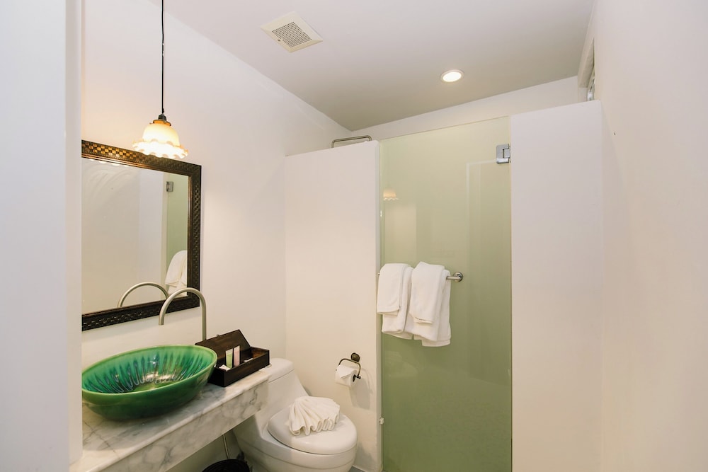 Deluxe Room - Photo 5