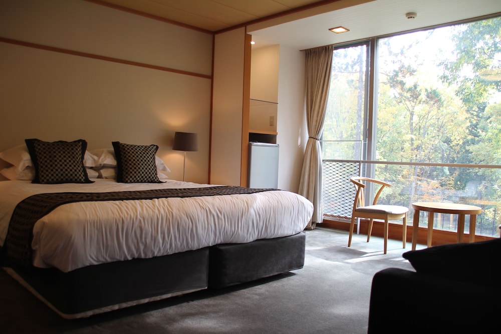 2 Bedroom Mountain View Combination Room (Triple & King / twin with kitchen, dining table & lounge