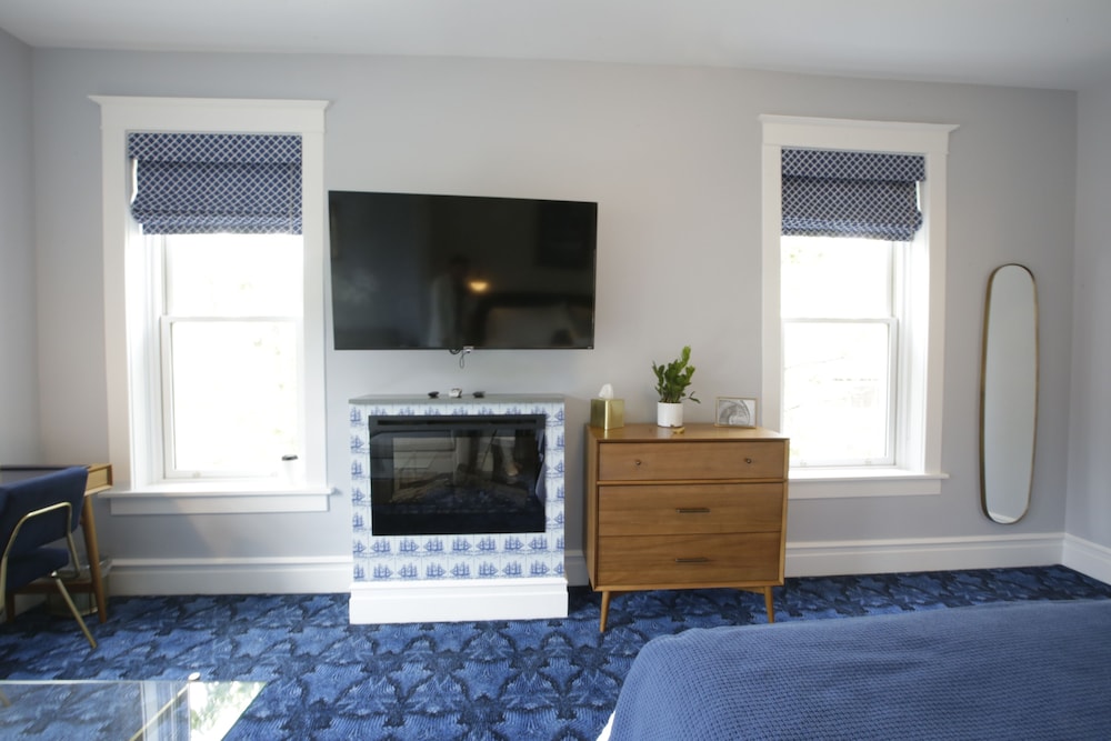Family Room, 2 Queen Beds (301) photo 3