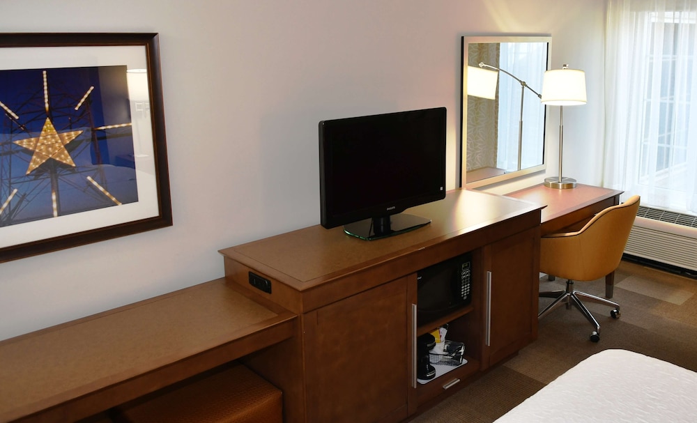 Room, 1 King Bed, Refrigerator & Microwave - Photo 1