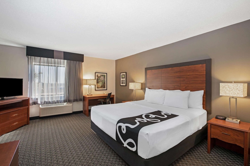 Deluxe Room, 1 King Bed, Non Smoking - Photo 1