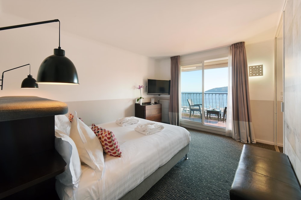 Junior Suite, 1 Queen Bed, Balcony, Sea View (with Sofabed) - Photo 3