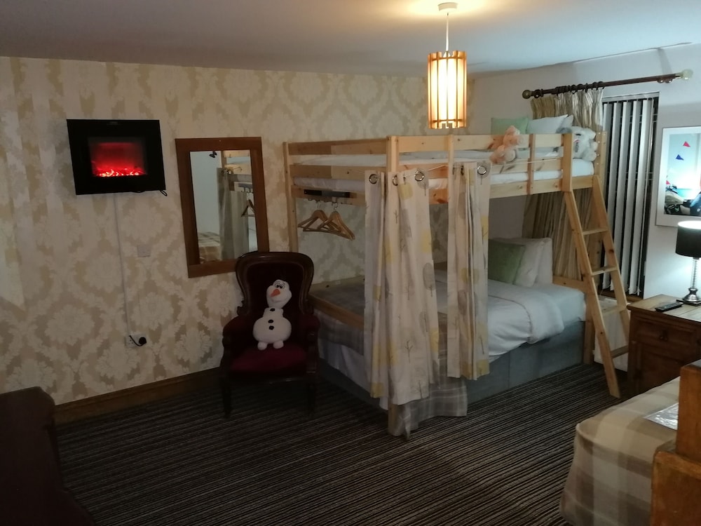 Deluxe Quadruple Room, Multiple Beds, Non Smoking, Mountain View