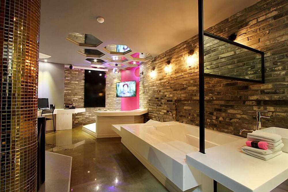 Party Room - Photo 5