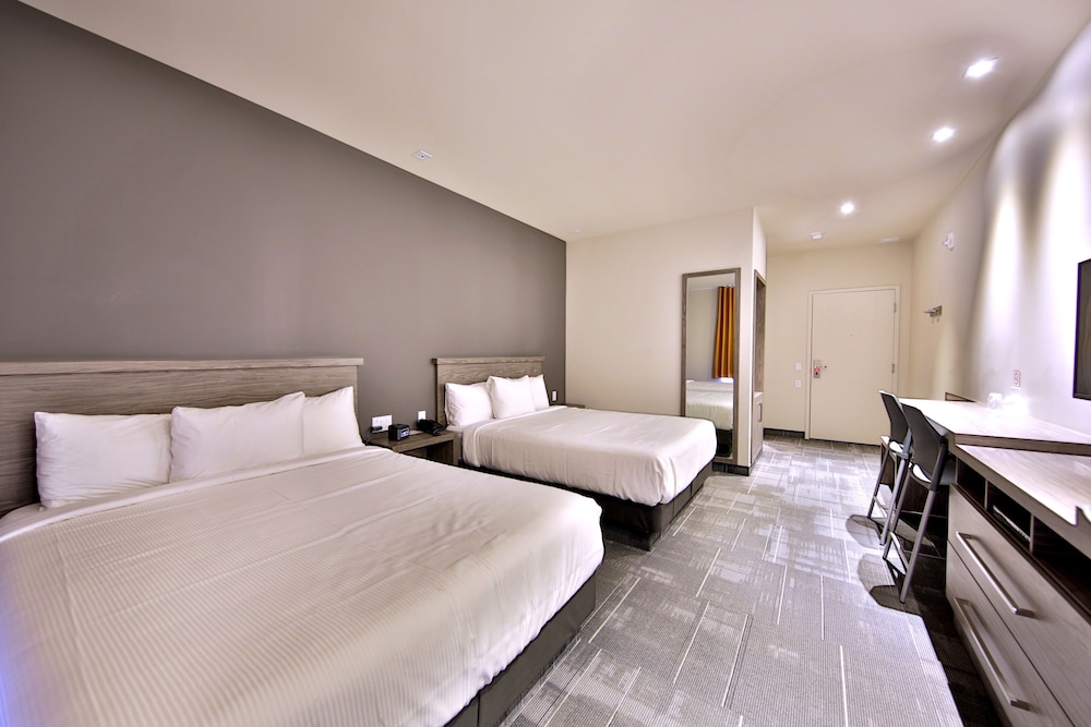 Superior Room, 2 Queen Beds photo 2