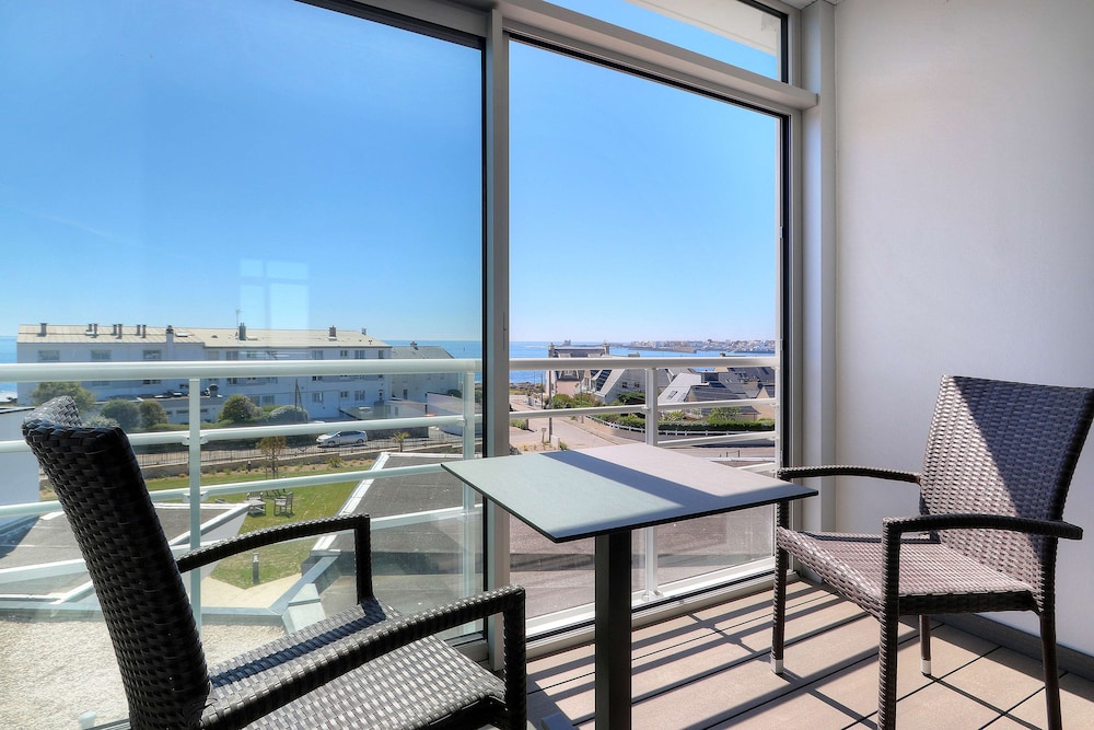 Deluxe Room, 1 Queen Bed, Non Smoking, Balcony - Photo 4