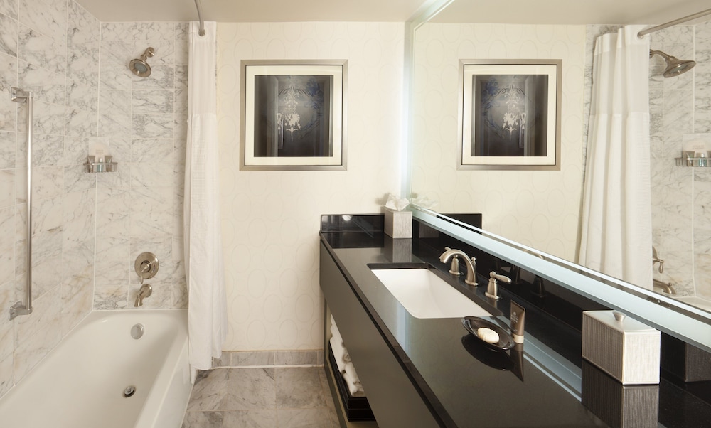 Deluxe Room, 1 King Bed, Accessible - Photo 4