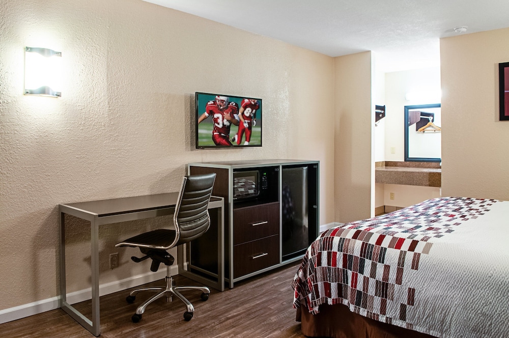 Deluxe Room, 1 King Bed, Non Smoking photo 3