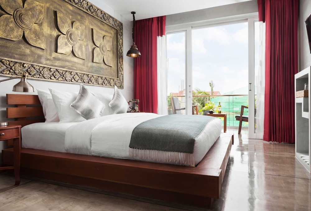 Deluxe King Suite with Private Balcony - Free Pick-up photo 2
