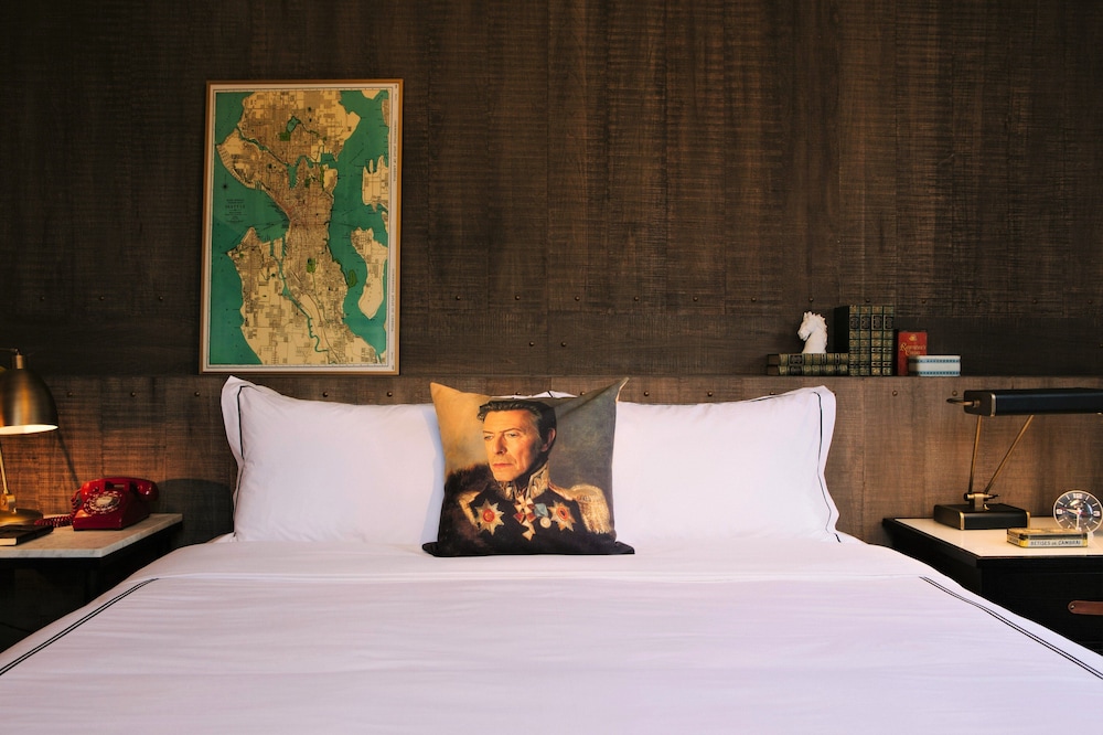 Room, 1 King Bed, Accessible Bathtub, City View (Mobility)