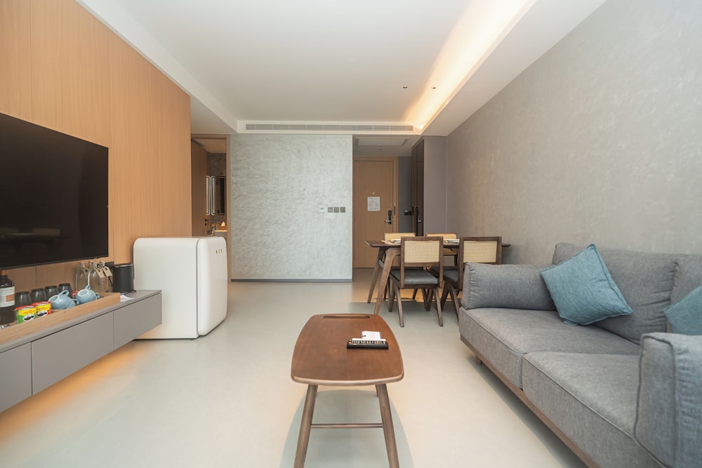 Premier Suite, 2 Bedrooms, Balcony, Pool View photo 2