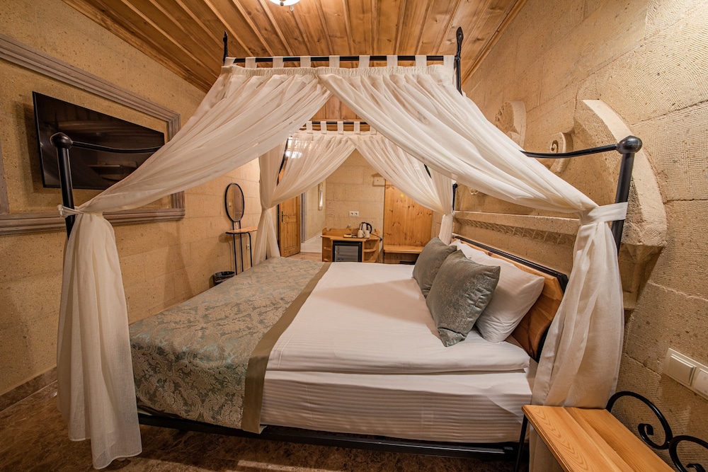 Stone Deluxe Room with Balcony - Photo 16