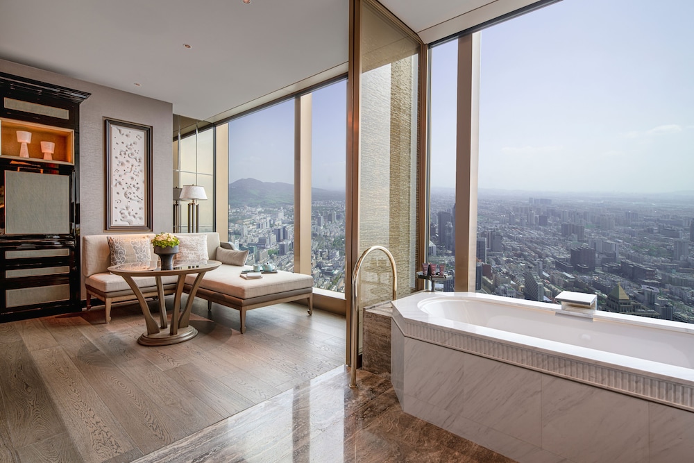 Club Room, 2 Twin Beds (View) - Photo 8