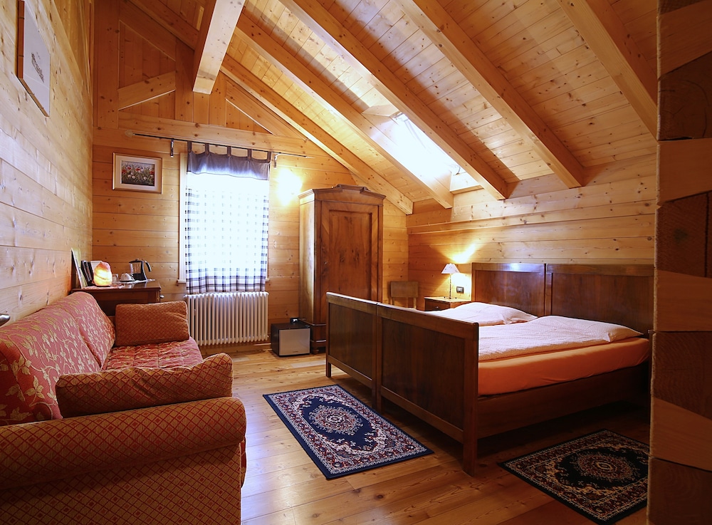 Classic Triple Room (Private External Bathroom) photo 3