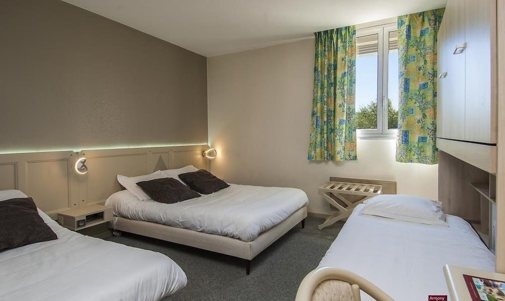 Quadruple Room, Bathtub