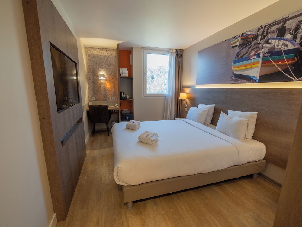 Standard Room, 1 King Bed, Non Smoking photo 3