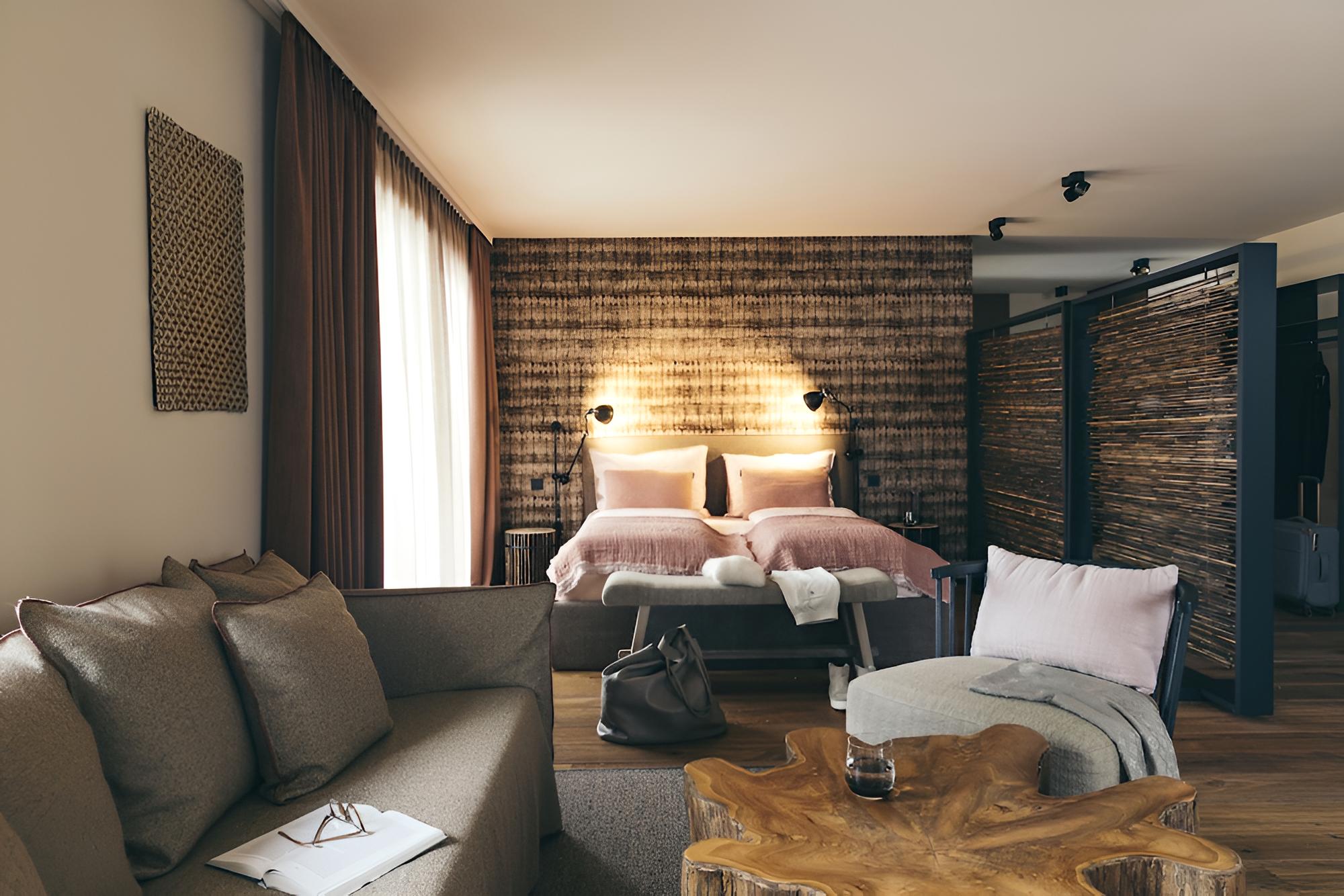 Deluxe Suite, 1 King Bed with Sofa bed, Mountain View