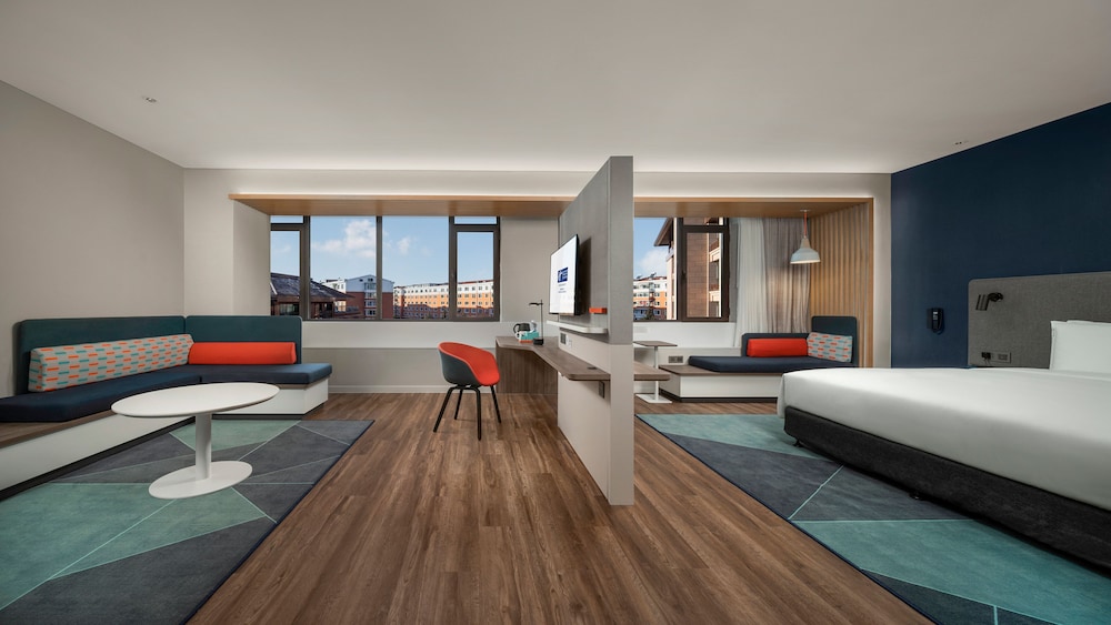 Suite, 1 King Bed - Photo 5