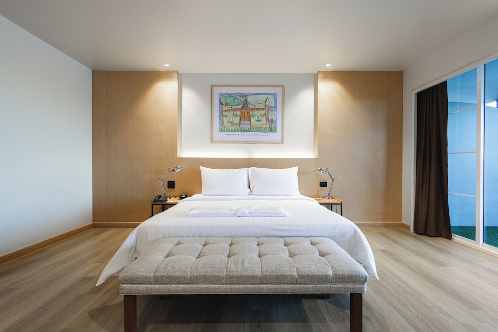 Premier Modern Room King bed (River View) photo 3