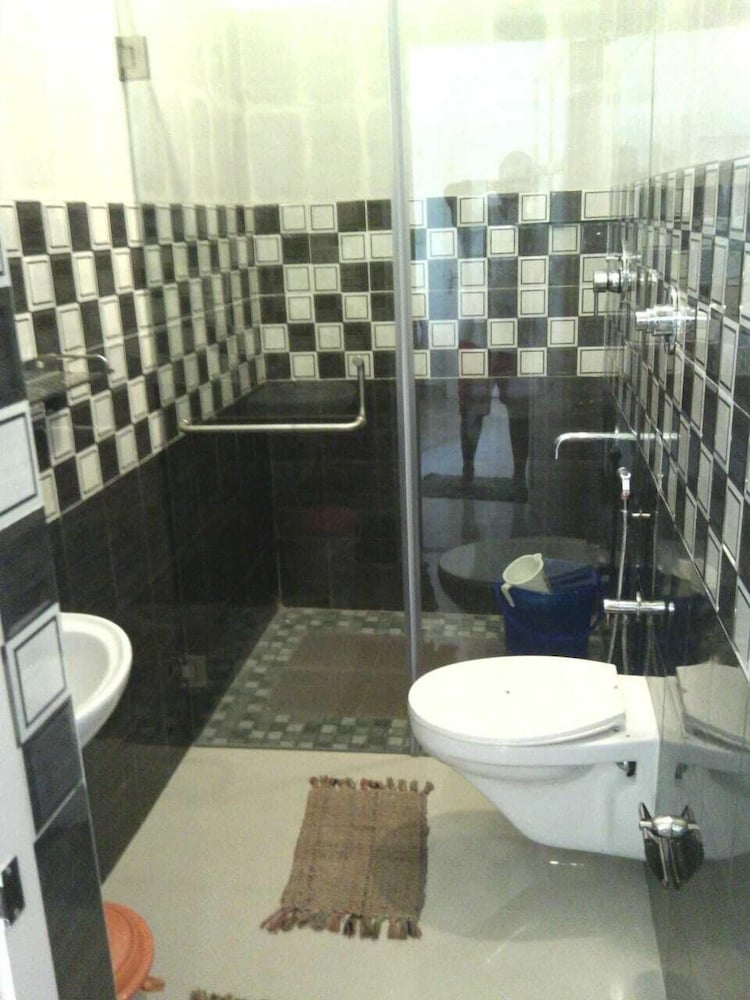6 bedroom AC private apartment photo 3