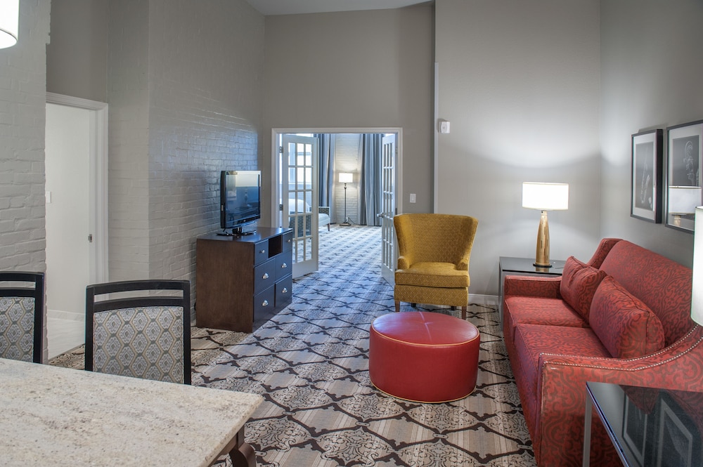 Suite, two queen beds, sofa bed, kitchen - Photo 5