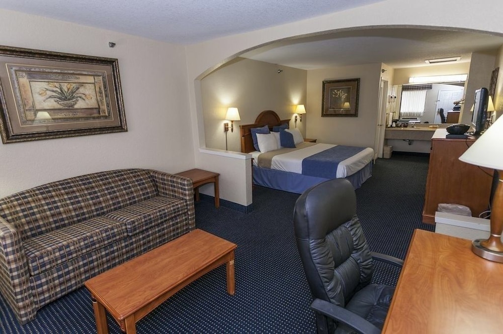 Suite, 1 King Bed, Non Smoking - Photo 2