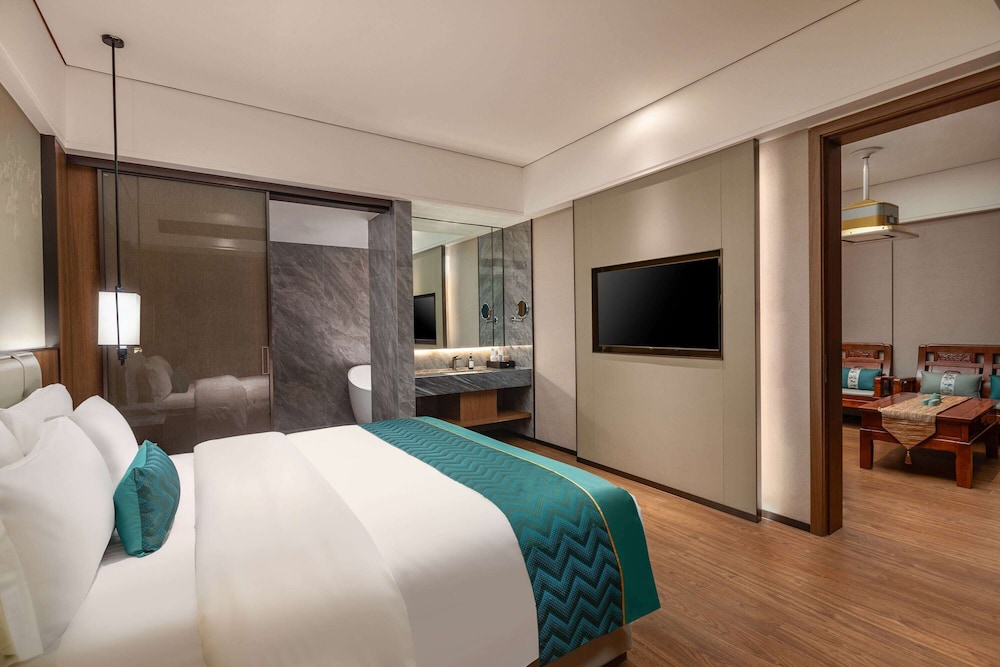 Suite, 1 King Bed, Non Smoking photo 1