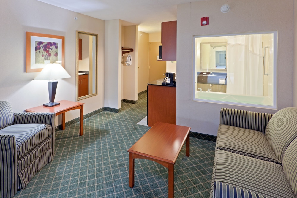 Suite, 1 King Bed, Jetted Tub - Photo 4