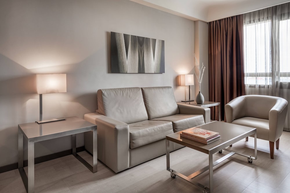 Junior Suite, 1 King Bed with Sofa bed thumbnail 6