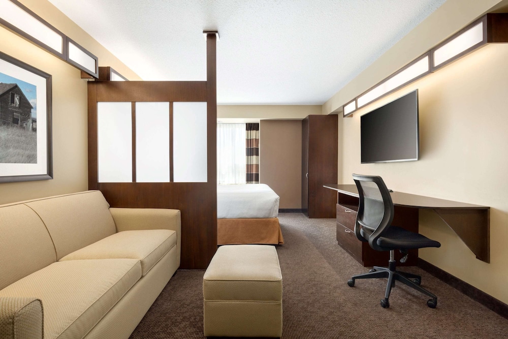 Business Suite, 1 Queen Bed, Non Smoking, Refrigerator & Microwave (Sofa bed) photo 1