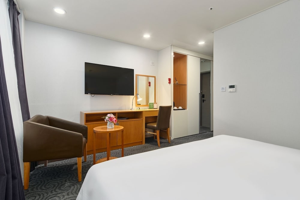 Superior Double Room (Bigger Than Most Rooms In Seoul) photo 3