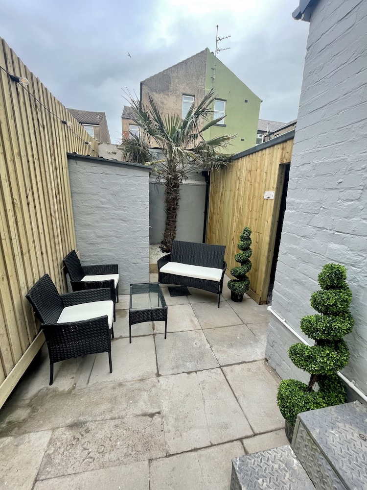Luxury Apartment, Private Bathroom, Garden View (HOT TUB & spa bath ) - Photo 15