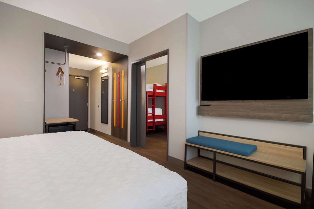 Room, Multiple Beds - Photo 10