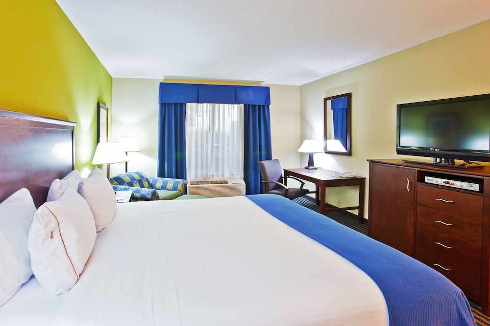 Suite, 1 King Bed - Photo 2