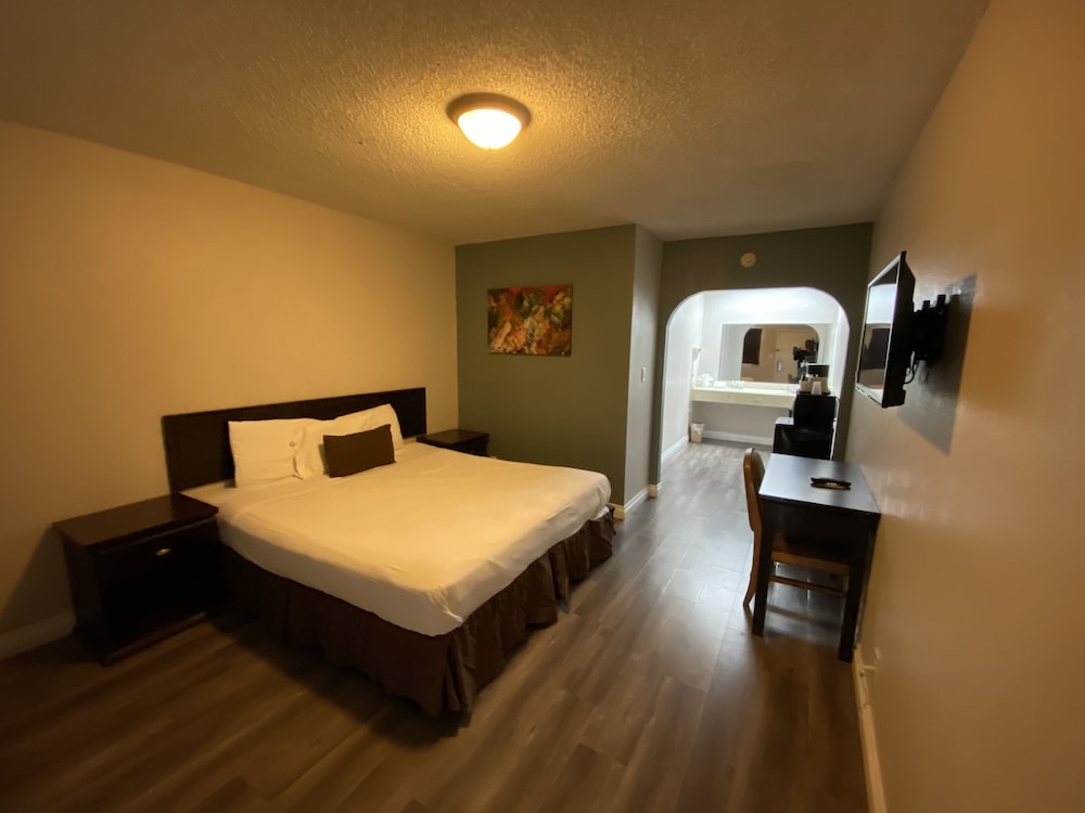 Standard Room, 1 King Bed - Photo 1