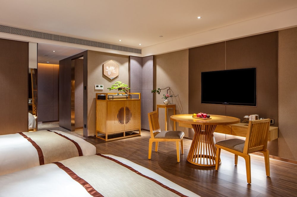 Suite B, Lake View photo 3