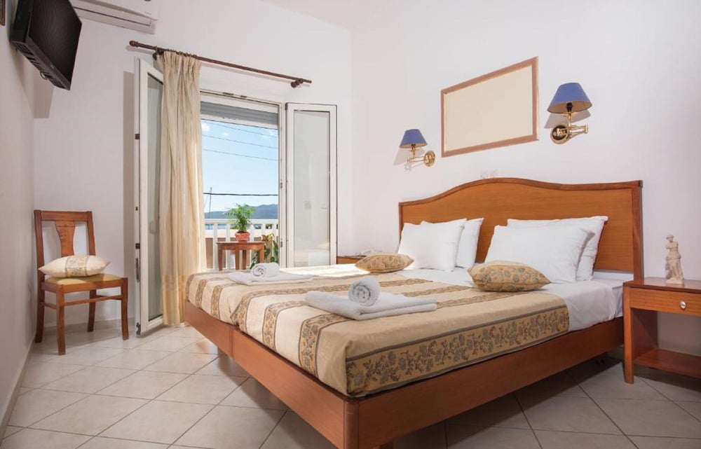 Double Room, 1 Double or 2 Twin Beds, Partial Sea View