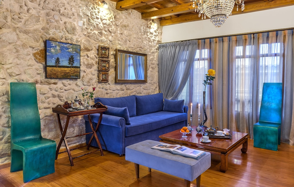 Executive Suite - Photo 2