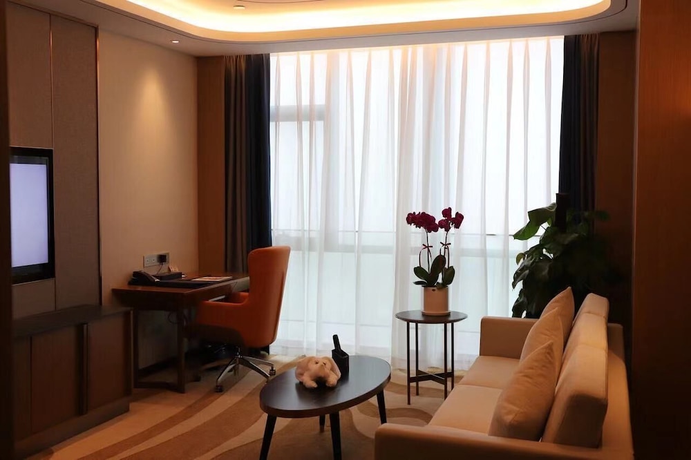 Superior Suite, 1 King Bed, Club Lounge Access photo 2