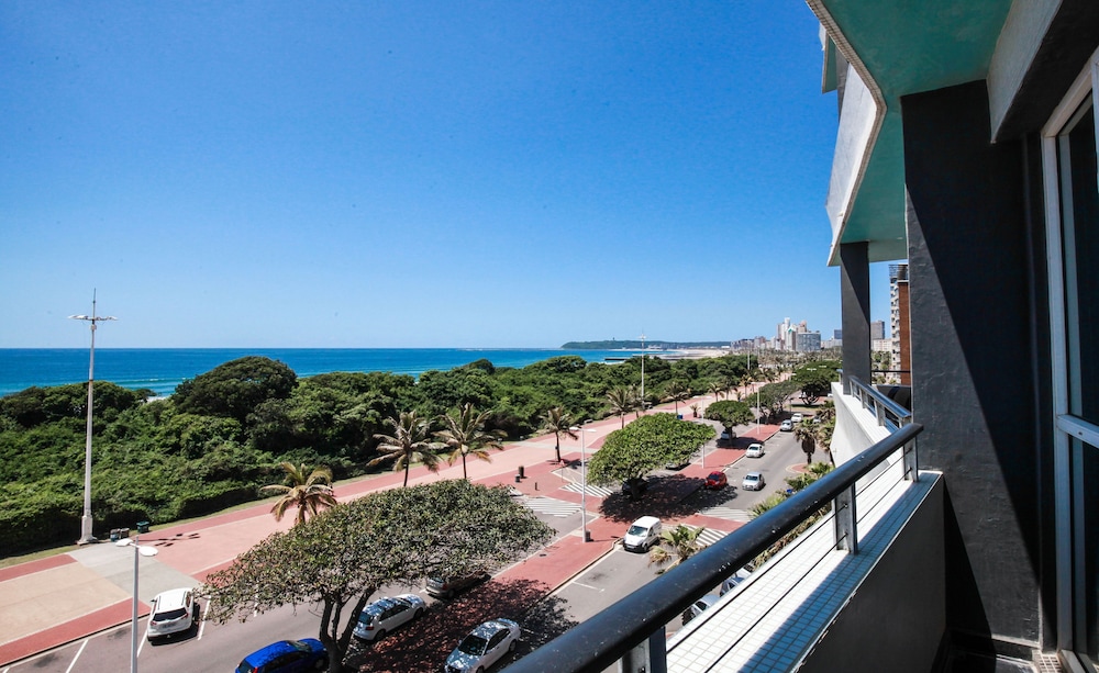 Deluxe King Room – Sea Facing - Photo 8