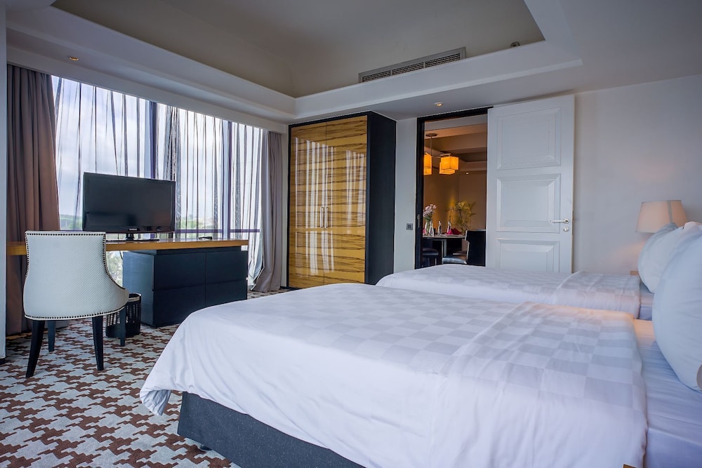 Prominent Suite - Photo 12